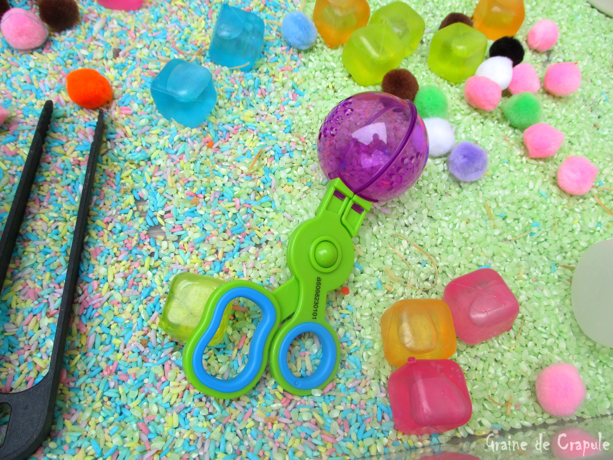 Une Petite Fille Jouant Avec Un Bac Sensoriel Avec Des Pâtes Colorées Pour  Des Activités Ludiques