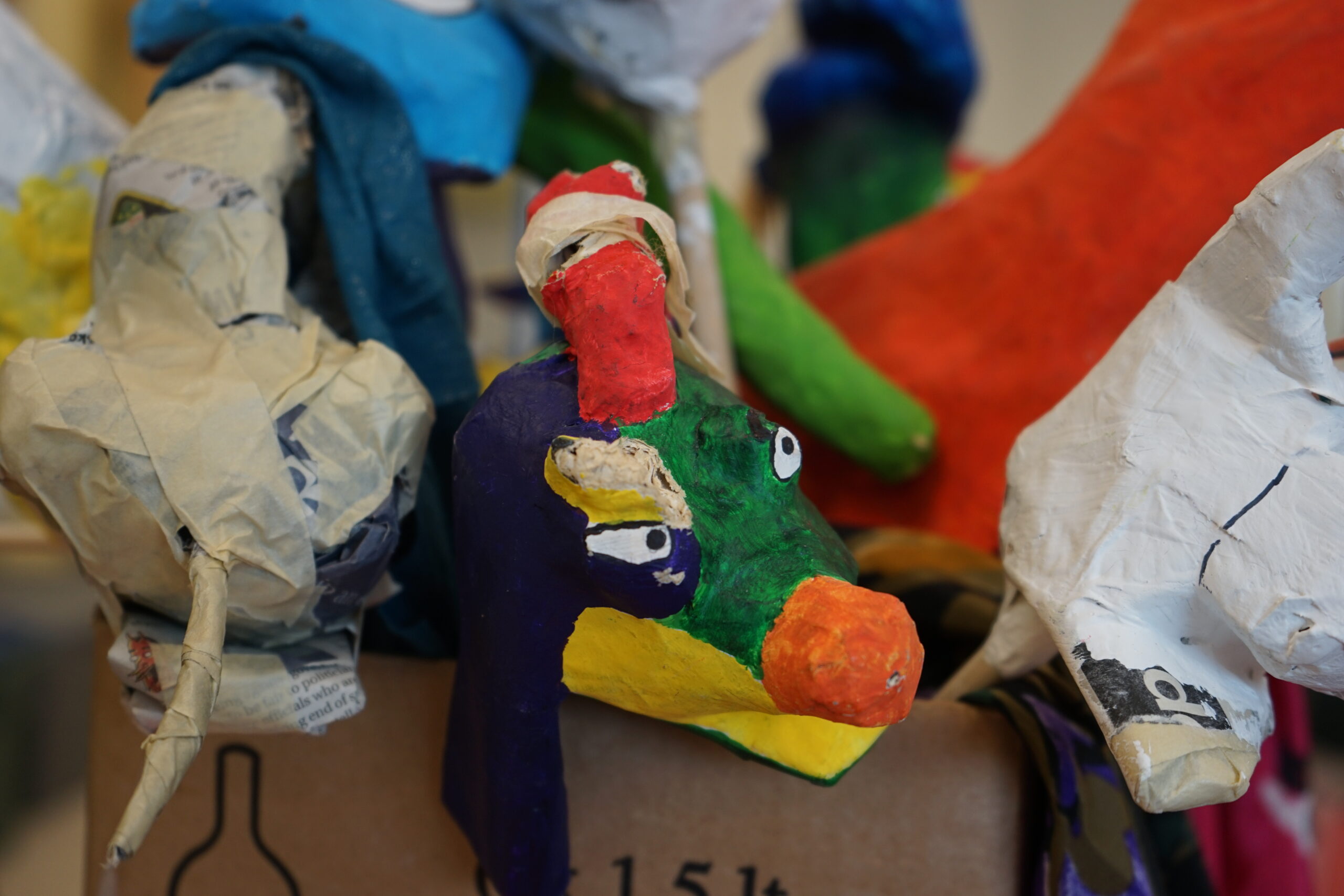 Une boîte de marionnettes colorés en papier maché.